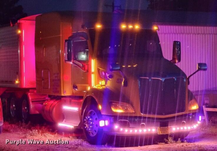 image for item DD3204 2016 Peterbilt 579 semi truck