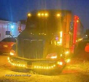 image for item DD3204 2016 Peterbilt 579 semi truck