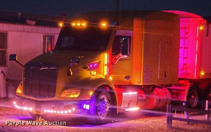 image for item DD3204 2016 Peterbilt 579 semi truck