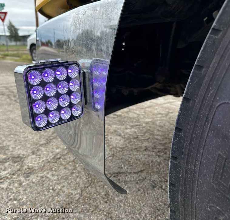 image for item DD3204 2016 Peterbilt 579 semi truck