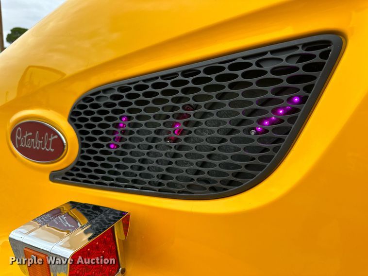 image for item DD3204 2016 Peterbilt 579 semi truck