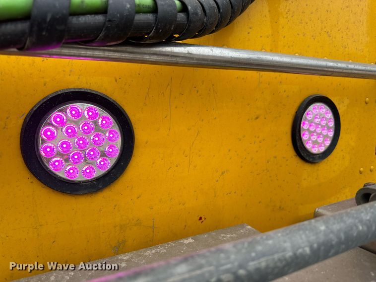 image for item DD3204 2016 Peterbilt 579 semi truck