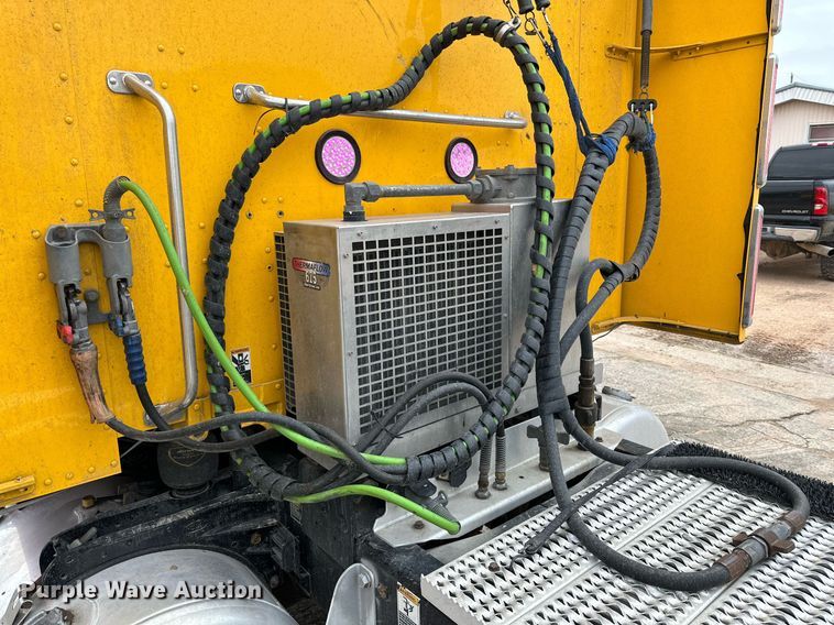 image for item DD3204 2016 Peterbilt 579 semi truck