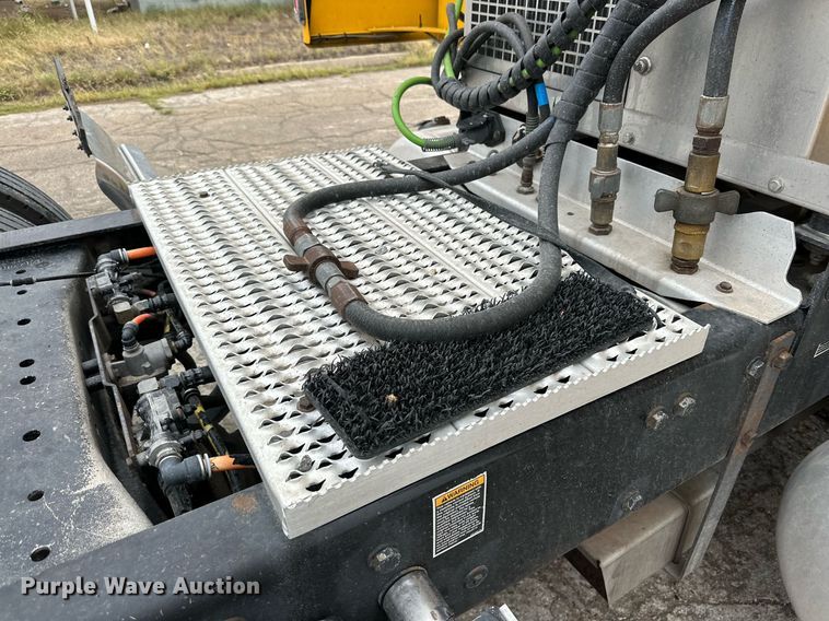 image for item DD3204 2016 Peterbilt 579 semi truck