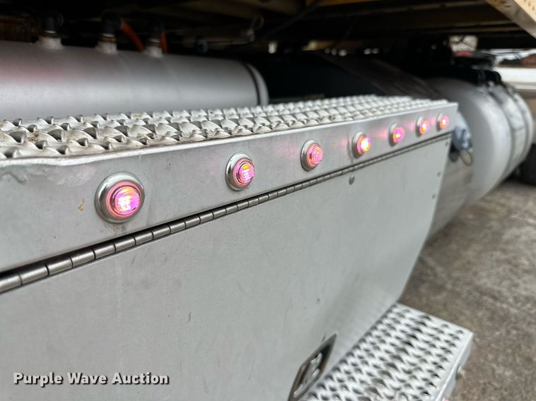 image for item DD3204 2016 Peterbilt 579 semi truck