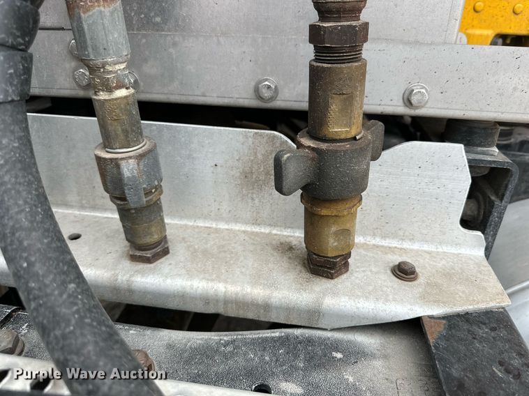 image for item DD3204 2016 Peterbilt 579 semi truck