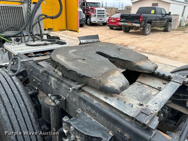 image for item DD3204 2016 Peterbilt 579 semi truck