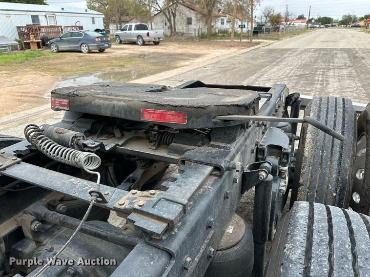 image for item DD3204 2016 Peterbilt 579 semi truck