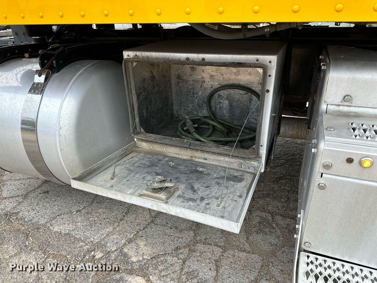 image for item DD3204 2016 Peterbilt 579 semi truck