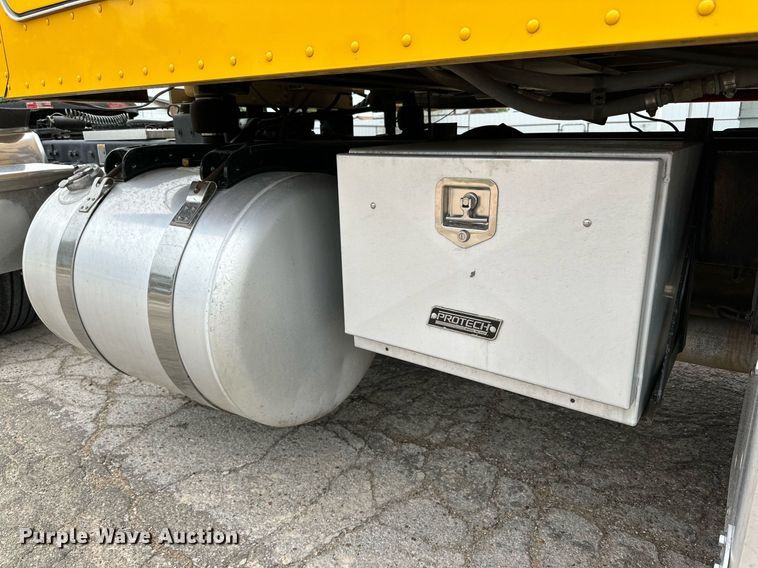 image for item DD3204 2016 Peterbilt 579 semi truck