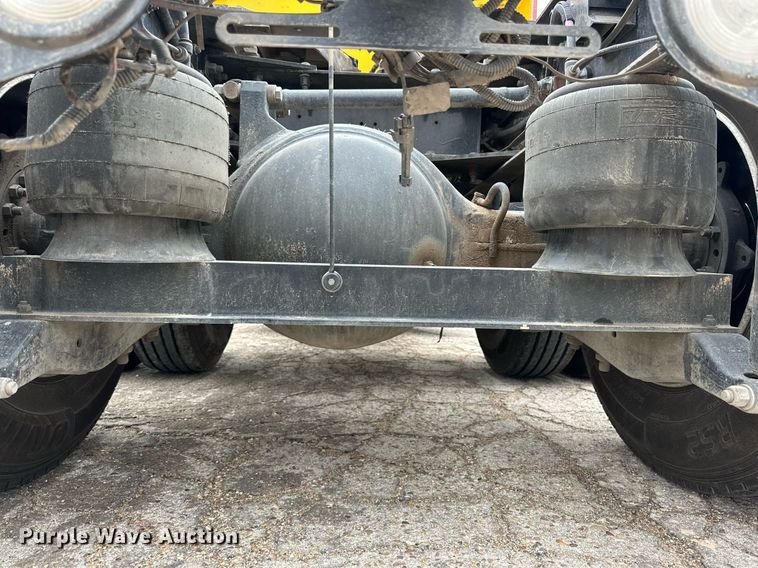 image for item DD3204 2016 Peterbilt 579 semi truck