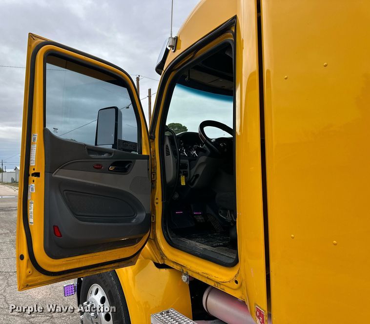 image for item DD3204 2016 Peterbilt 579 semi truck