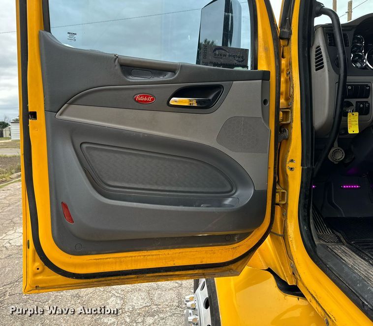 image for item DD3204 2016 Peterbilt 579 semi truck