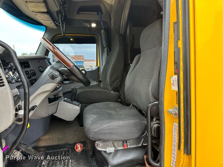 image for item DD3204 2016 Peterbilt 579 semi truck