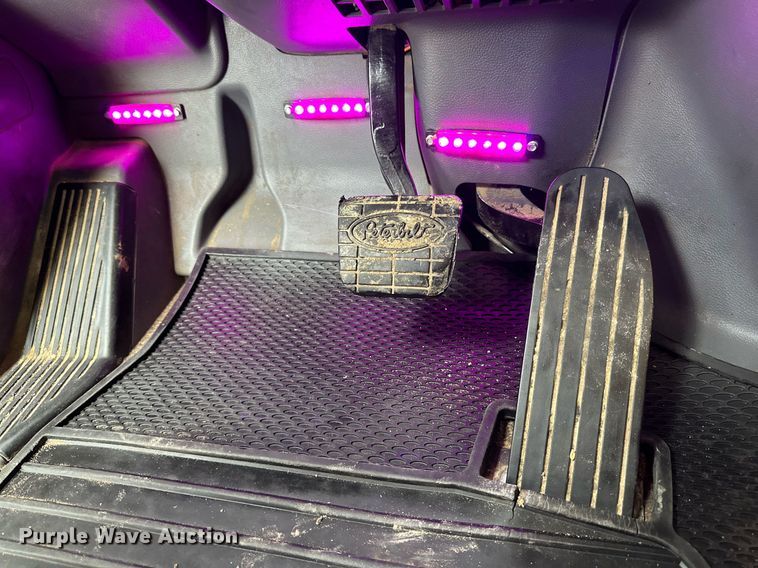 image for item DD3204 2016 Peterbilt 579 semi truck