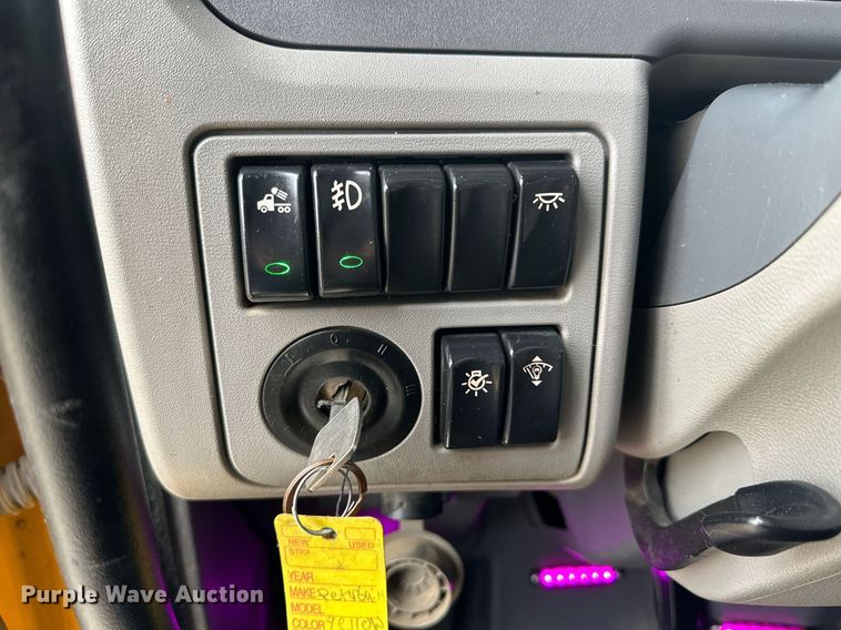 image for item DD3204 2016 Peterbilt 579 semi truck