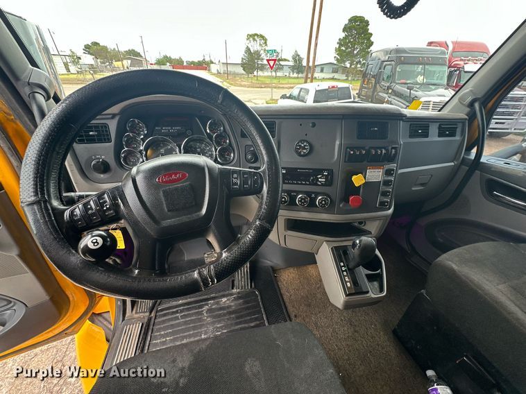 image for item DD3204 2016 Peterbilt 579 semi truck