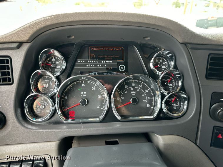 image for item DD3204 2016 Peterbilt 579 semi truck