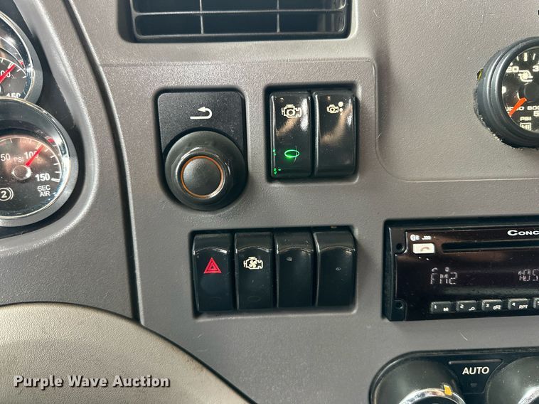 image for item DD3204 2016 Peterbilt 579 semi truck