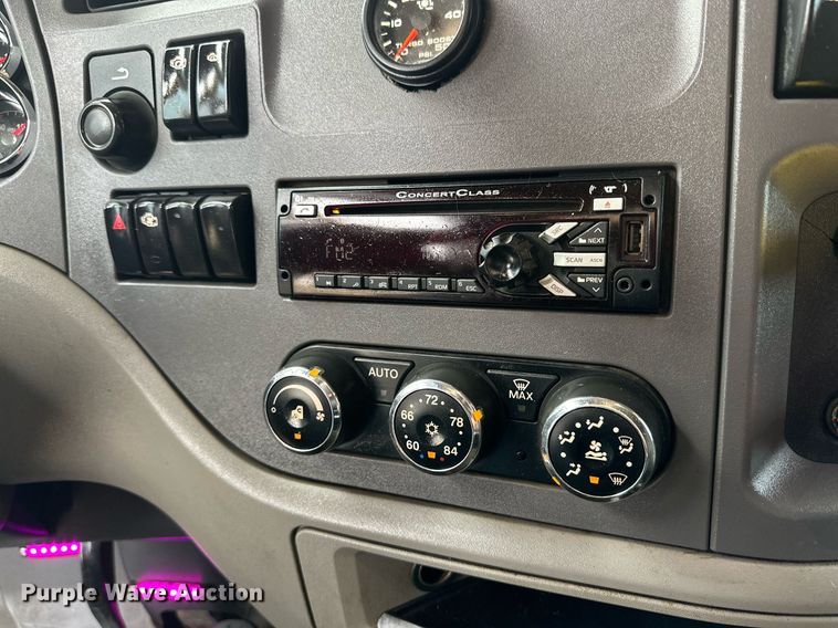 image for item DD3204 2016 Peterbilt 579 semi truck