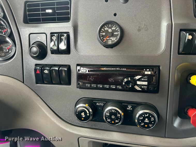 image for item DD3204 2016 Peterbilt 579 semi truck