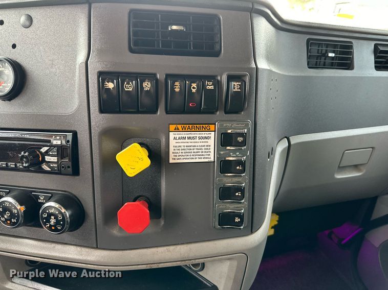 image for item DD3204 2016 Peterbilt 579 semi truck