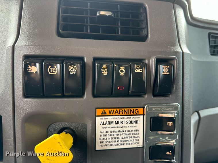 image for item DD3204 2016 Peterbilt 579 semi truck