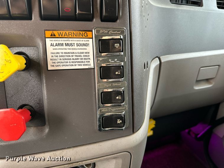 image for item DD3204 2016 Peterbilt 579 semi truck