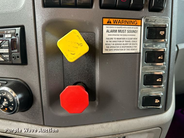 image for item DD3204 2016 Peterbilt 579 semi truck