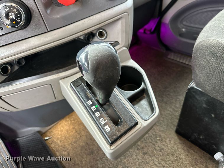 image for item DD3204 2016 Peterbilt 579 semi truck