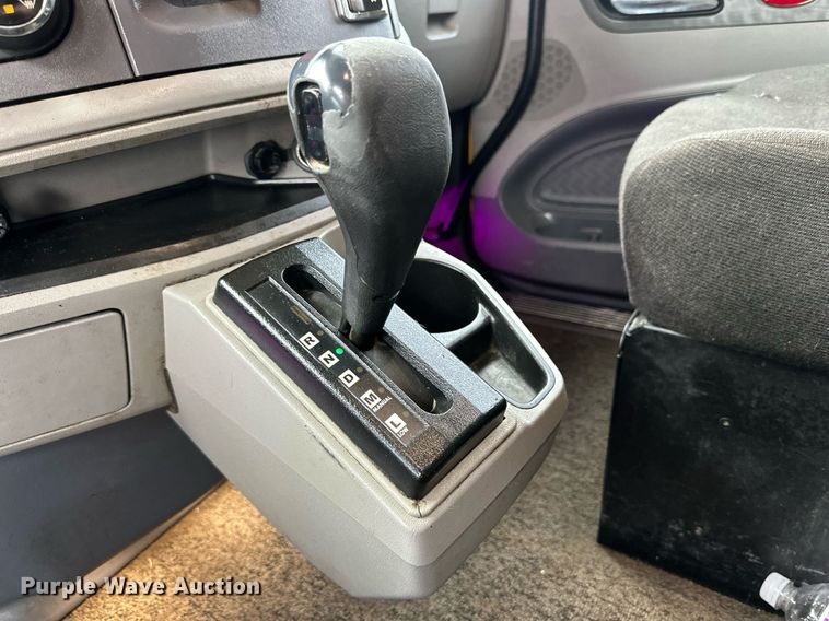 image for item DD3204 2016 Peterbilt 579 semi truck