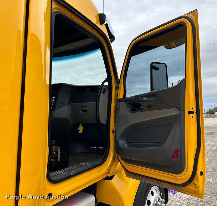 image for item DD3204 2016 Peterbilt 579 semi truck