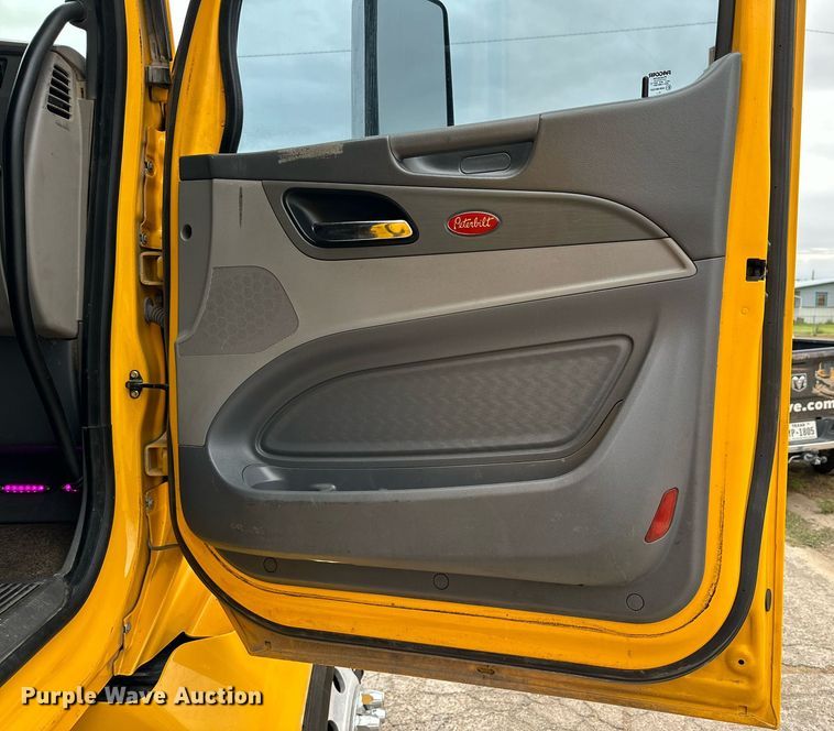 image for item DD3204 2016 Peterbilt 579 semi truck