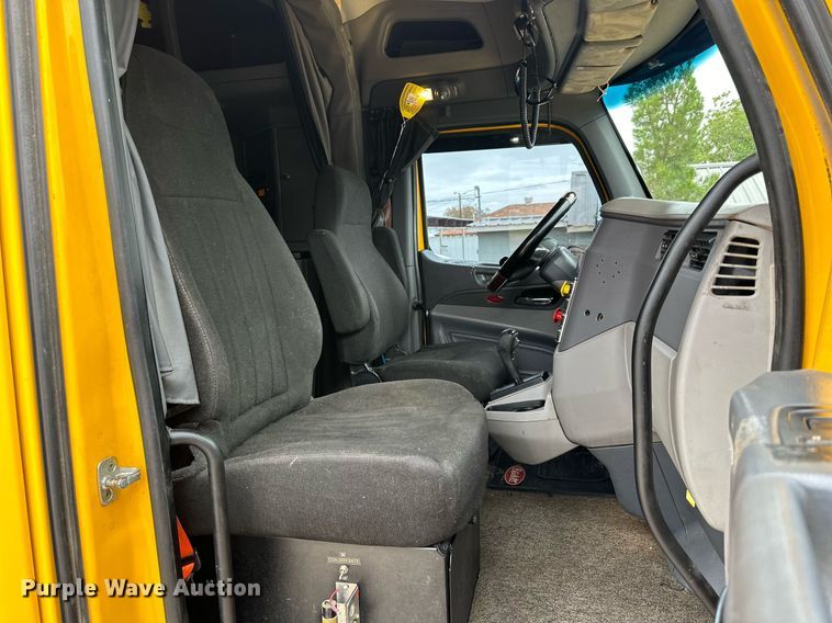 image for item DD3204 2016 Peterbilt 579 semi truck