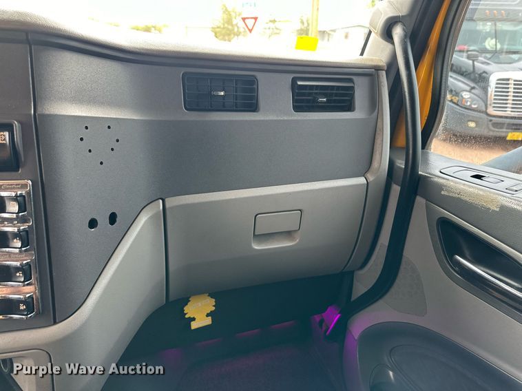 image for item DD3204 2016 Peterbilt 579 semi truck