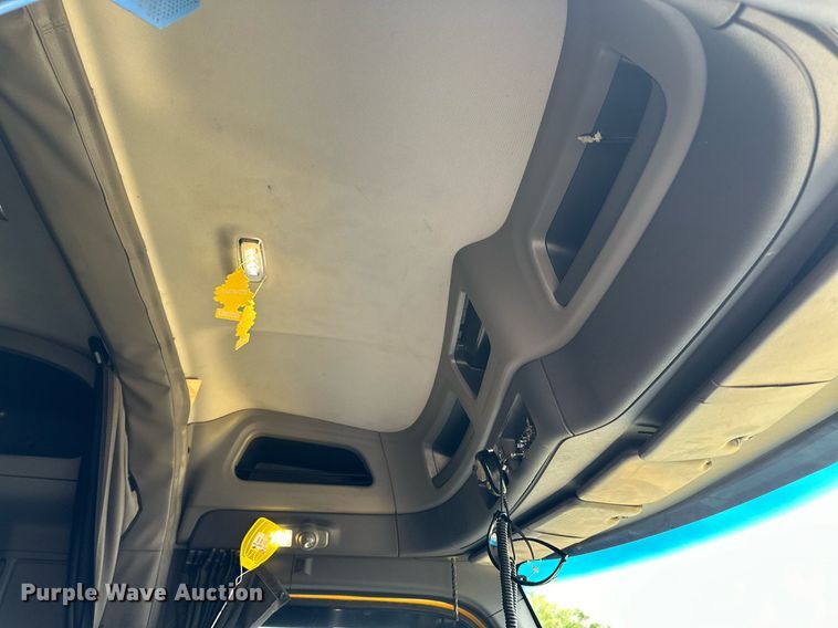 image for item DD3204 2016 Peterbilt 579 semi truck