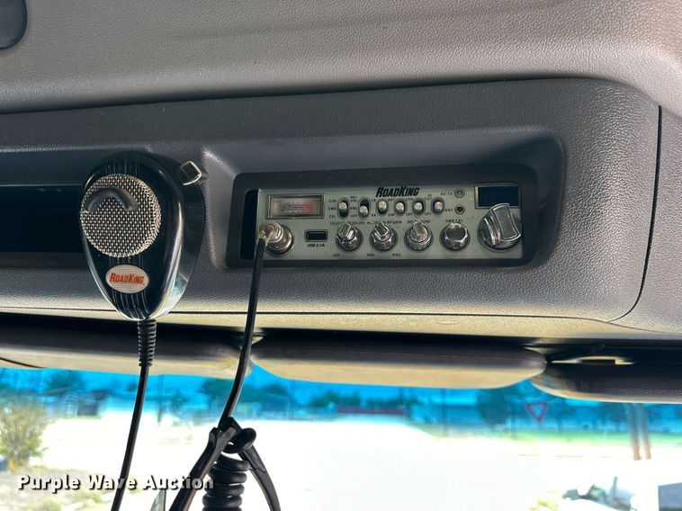 image for item DD3204 2016 Peterbilt 579 semi truck