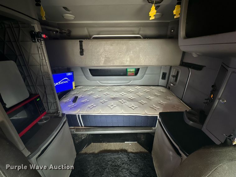 image for item DD3204 2016 Peterbilt 579 semi truck