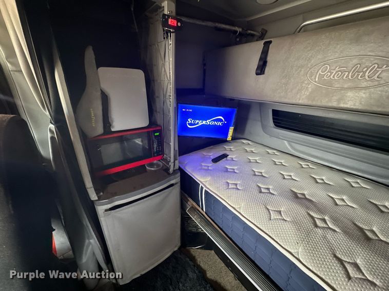image for item DD3204 2016 Peterbilt 579 semi truck