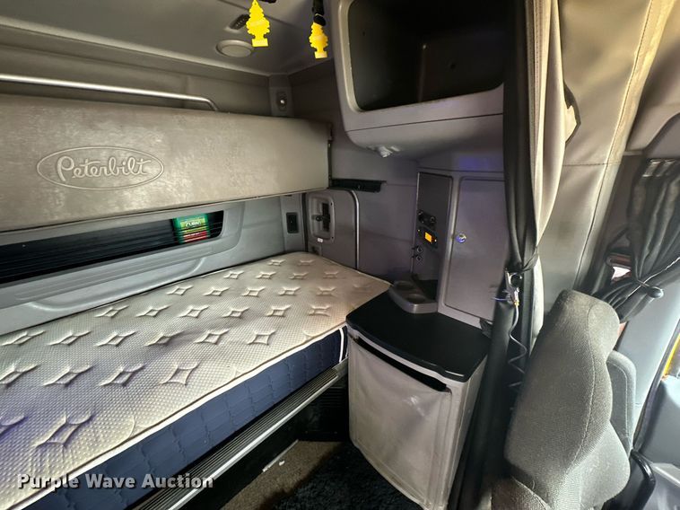 image for item DD3204 2016 Peterbilt 579 semi truck