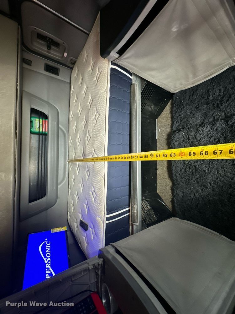 image for item DD3204 2016 Peterbilt 579 semi truck