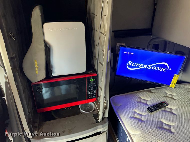 image for item DD3204 2016 Peterbilt 579 semi truck