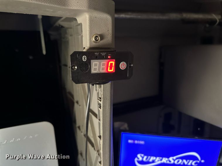 image for item DD3204 2016 Peterbilt 579 semi truck