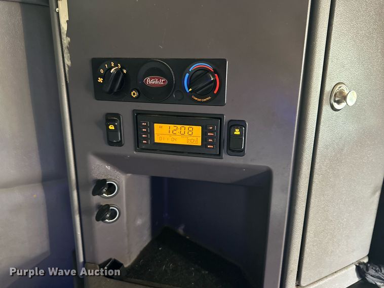 image for item DD3204 2016 Peterbilt 579 semi truck