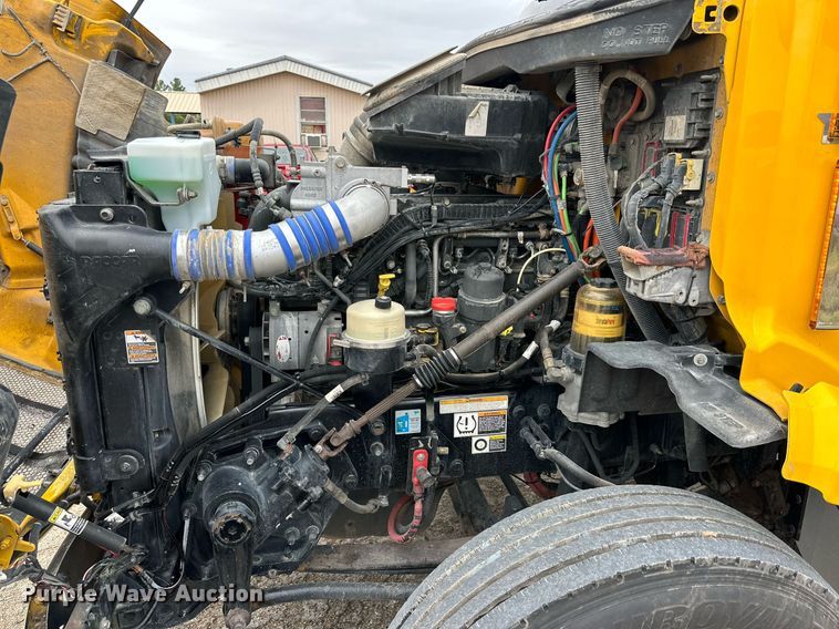 image for item DD3204 2016 Peterbilt 579 semi truck