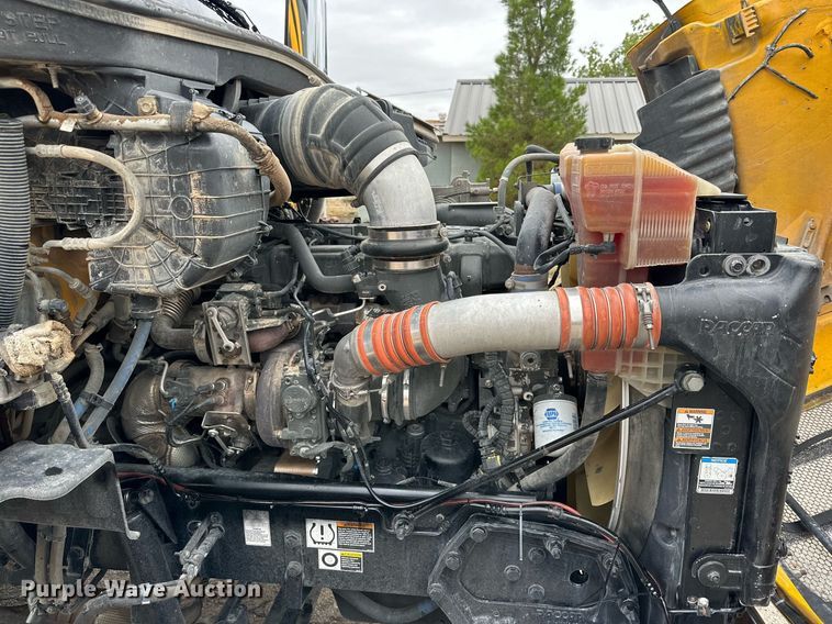 image for item DD3204 2016 Peterbilt 579 semi truck