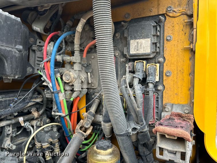 image for item DD3204 2016 Peterbilt 579 semi truck