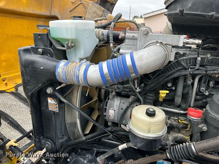 image for item DD3204 2016 Peterbilt 579 semi truck