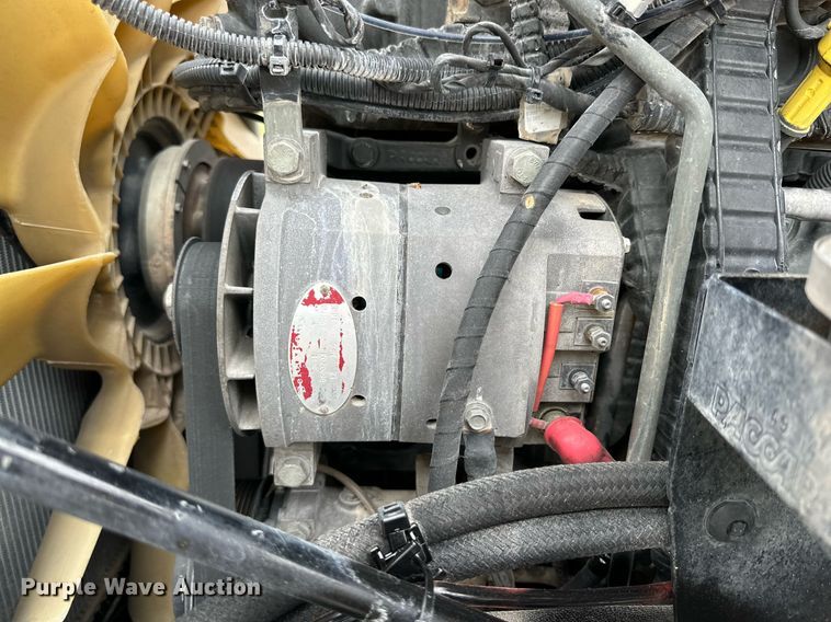 image for item DD3204 2016 Peterbilt 579 semi truck