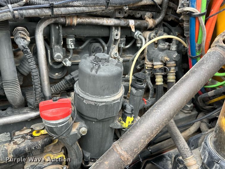 image for item DD3204 2016 Peterbilt 579 semi truck